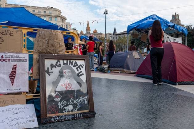 Housing activists continue Barcelona encampment BARCELONA, SPAIN, OCTOBER 1, 2026: Housing activists spend a second day at an encampment in Placa de Catalunya in central Barcelona in solidarity with the housing protest at Puerta del Sol in Madrid. Around 50 tents were set up at the Barcelona camp as participants continued to demand stronger housing protections and measures against evictions ahead of a parliamentary vote on government housing decrees. Barcelona Catalonia Spain Copyright: x xMiguelxGalmÃ sx xJNAxPressx