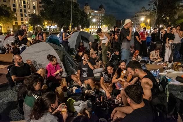 Housing activists continue Barcelona encampment BARCELONA, SPAIN, OCTOBER 1, 2026: Housing activists spend a second day at an encampment in Placa de Catalunya in central Barcelona in solidarity with the housing protest at Puerta del Sol in Madrid. Around 50 tents were set up at the Barcelona camp as participants continued to demand stronger housing protections and measures against evictions ahead of a parliamentary vote on government housing decrees. Barcelona Catalonia Spain Copyright: x xMiguelxGalmÃ sx xJNAxPressx