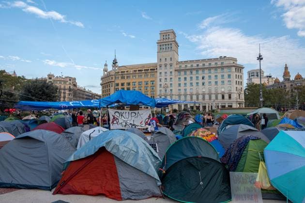 Housing activists continue Barcelona encampment BARCELONA, SPAIN, OCTOBER 1, 2026: Housing activists spend a second day at an encampment in Placa de Catalunya in central Barcelona in solidarity with the housing protest at Puerta del Sol in Madrid. Around 50 tents were set up at the Barcelona camp as participants continued to demand stronger housing protections and measures against evictions ahead of a parliamentary vote on government housing decrees. Barcelona Catalonia Spain Copyright: x xMiguelxGalmà sx xJNAxPressx