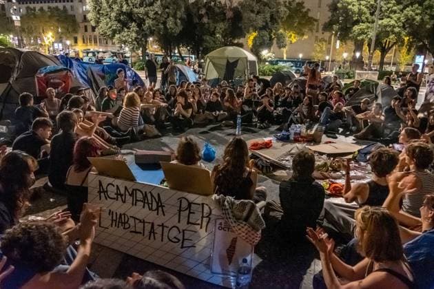 Housing activists continue Barcelona encampment BARCELONA, SPAIN, OCTOBER 1, 2026: Housing activists spend a second day at an encampment in Placa de Catalunya in central Barcelona in solidarity with the housing protest at Puerta del Sol in Madrid. Around 50 tents were set up at the Barcelona camp as participants continued to demand stronger housing protections and measures against evictions ahead of a parliamentary vote on government housing decrees. Barcelona Catalonia Spain Copyright: x xMiguelxGalmÃ sx xJNAxPressx