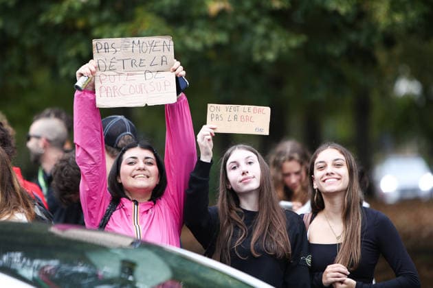 October 2, 2026, Bayonne, Nouvelle Aquitaine, France: High school students hold up cardboard signs during a protest against overcrowded classes and a lack of resources. One sign reads No way to be Parcoursup s whore , referring to the French university admissions platform, and the other We want the bac, not the BAC , a play on words between the baccalaureate exam and the police anti-crime brigade. The movement, which began in the Paris region a week ago, has spread across France, with hundreds of high schools blocked. Bayonne France  - ZUMAb298 20261002_zsp_b298_009 Copyright: xJulesxBuonx