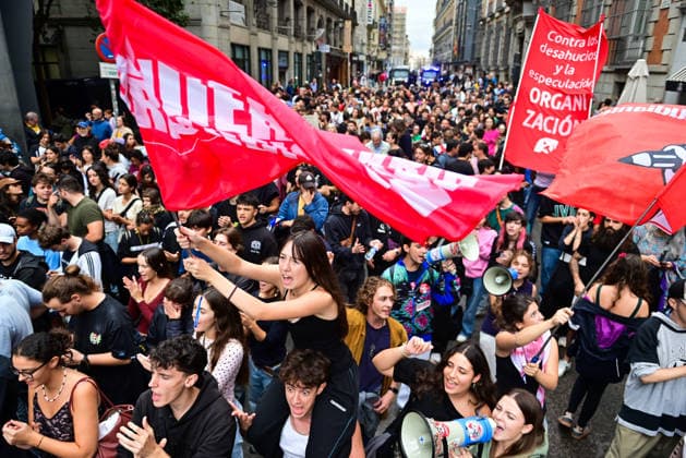 October 2, 2026, Madrid, Madrid, Spain: Tenants and housing activists gather outside the Congress of Deputies in Madrid during a demonstration called by the Sindicato de Inquilinas e Inquilinos de Madrid. The protest takes place on the Spanish Parliament votes on two Royal Decree-Laws on housing: one concerning measures to protect the social function of housing and increase affordable housing supply, and another aimed at strengthening the stability of habitual rental contracts. Madrid Spain - ZUMAz108 20261002_znp_z108_002 Copyright: xRichardxZubelzux