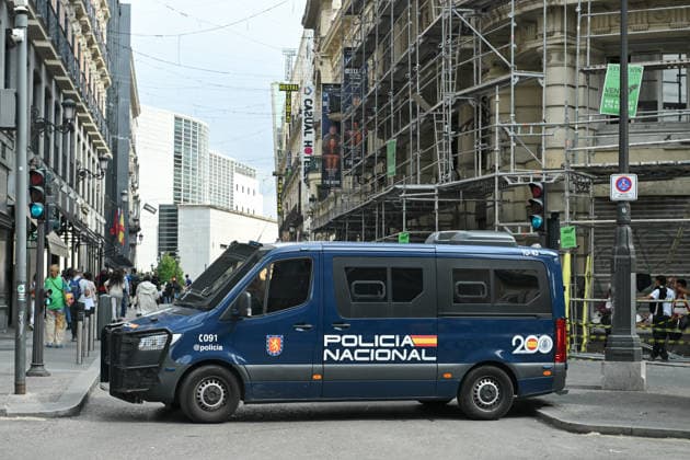 Protests Outside Congress Ahead of the Vote on Housing Decrees A National Police van blocks the way after Congress rejected the housing measures, at Puerta del Sol, on October 2, 2026, in Madrid, Spain. The Madrid Tenants’ Union has called for a protest outside the Congress of Deputies to demand a vote in favor of the two housing decrees proposed by the government this week. OCTOBER 2, 2026 HOUSING PROTEST SOL CONGRESS MEASURES POLICE Madrid Madrid, Spain Copyright: xGustavoxValientex 7816200