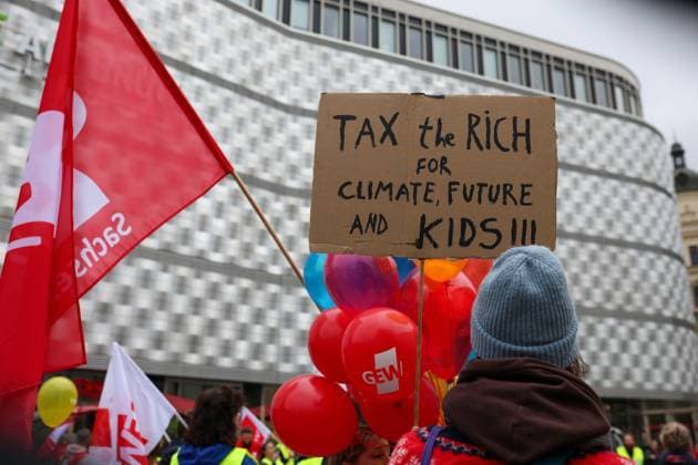 News Bilder des Tages Families rally over childcare conditions in Leipzig LEIPZIG, GERMANY, OCTOBER 2, 2026: Families, childcare workers and educators demonstrate in Leipzig over staffing, funding and working conditions at daycare centres and after-school care facilities. Parents and children joined childcare employees as protesters marched through the city calling attention to concerns over the availability and quality of childcare services in Leipzig and the wider state of Saxony. Leipzig Saxony Germany Copyright: x xMariaxCastrox xJNAxPressx
