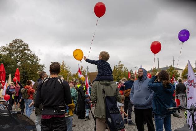 Families rally over childcare conditions in Leipzig LEIPZIG, GERMANY, OCTOBER 2, 2026: Families, childcare workers and educators demonstrate in Leipzig over staffing, funding and working conditions at daycare centres and after-school care facilities. Parents and children joined childcare employees as protesters marched through the city calling attention to concerns over the availability and quality of childcare services in Leipzig and the wider state of Saxony. Leipzig Saxony Germany Copyright: x xMariaxCastrox xJNAxPressx