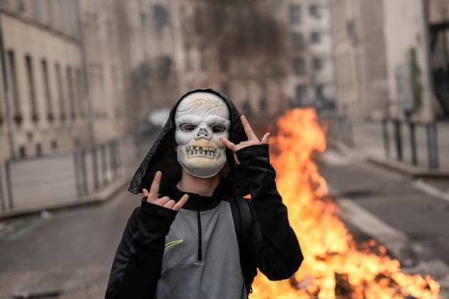 News Bilder des Tages Students clash with police during high-school mobilization in Nancy NANCY, FRANCE - OCTOBER 2: A masked student is seen as flames rise from burning barricades erected by high school students during nationwide education protests in Nancy, France on October 2, 2026. Students gather around several schools and clash with police forces as a nationwide high-school mobilization continues over school conditions and demands for greater education resources in Nancy. Police deploy security units around several locations as demonstrations and blockades continue. Muhammed Said Tako Anadolu Nancy France. Editorial use only. Please get in touch for any other usage.  Copyright: x2026xAnadoluxMuhammedxSaidxTakox