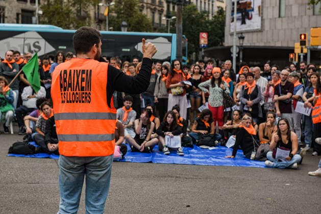 Tenants Union Assembly in Barcelona to Call for a General Strike Enric Aragonès, spokesperson for the Tenants Union, speaks during a Tenants Union assembly to call for a general strike on October 2, 2026, in Barcelona, Catalonia, Spain. The announcement comes after Congress rejected the two housing decrees. OCTOBER 2, 2026 TENANTS’ STRIKE RENT RENTAL TENANTS UNION HOUSING CATALONIA SPOKESPERSON ASSEMBLYOPEN ASSEMBLY Barcelona Catalonia Barcelona Catalonia Spain  Copyright: xAlbertoxParedesx 7816217