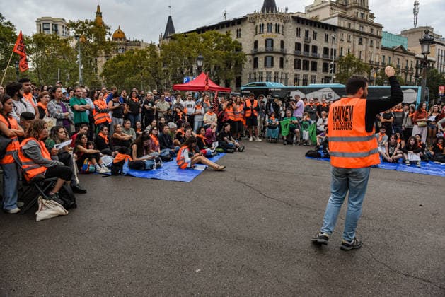 Tenants Union Assembly in Barcelona to Call for a General Strike Enric Aragonès, spokesperson for the Tenants Union, speaks during a Tenants Union assembly to call for a general strike on October 2, 2026, in Barcelona, Catalonia, Spain. The announcement comes after Congress rejected the two housing decrees. OCTOBER 2, 2026 TENANTS’ STRIKE RENT RENTAL TENANTS UNION HOUSING CATALONIA SPOKESPERSON ASSEMBLYOPEN ASSEMBLY Barcelona Catalonia Barcelona Catalonia Spain  Copyright: xAlbertoxParedesx 7816218