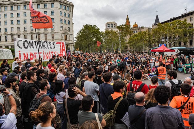 Tenants Union Assembly in Barcelona to Call for a General Strike: Dozens of people are participating in a Tenants Union assembly to call for a general strike on October 2, 2026, in Barcelona, Catalonia, Spain. The announcement comes after Congress rejected the two housing decrees. OCTOBER 2, 2026 TENANTS’ STRIKE RENTS RENT TENANTS UNION HOUSING CATALONIA SPOKESPERSON ASSEMBLYOPEN ASSEMBLY Barcelona Catalonia Barcelona Catalonia Spain  Copyright: xAlbertoxParedesx 7816222