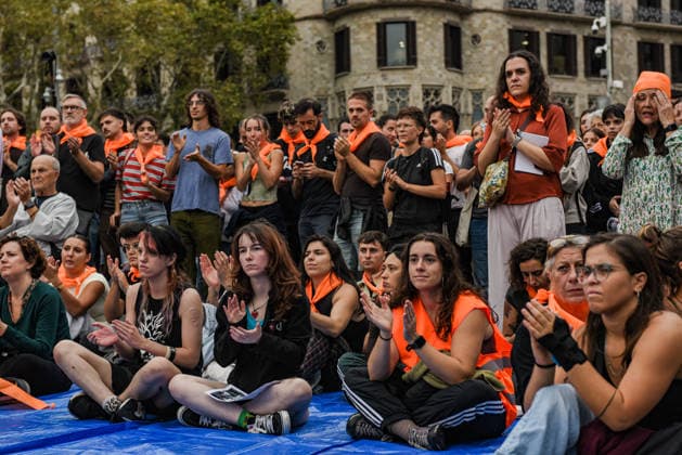 Tenants Union Assembly in Barcelona to Call for a General Strike: Dozens of people are participating in a Tenants Union assembly to call for a general strike on October 2, 2026, in Barcelona, Catalonia, Spain. The announcement comes after Congress rejected the two housing decrees. OCTOBER 2, 2026 TENANTS’ STRIKE RENTS RENT TENANTS UNION HOUSING CATALONIA SPOKESPERSON ASSEMBLYOPEN ASSEMBLY Barcelona Catalonia Barcelona Catalonia Spain  Copyright: xAlbertoxParedesx 7816223