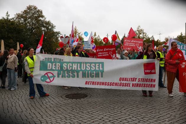October 2, 2026, Leipzig, Saxony, Germany: LEIPZIG, GERMANY, OCTOBER 2, 2026: Families, childcare workers and educators demonstrate in Leipzig over staffing, funding and working conditions at daycare centres and after-school care facilities. Parents and children joined childcare employees as protesters marched through the city calling attention to concerns over the availability and quality of childcare services in Leipzig and the wider state of Saxony. Leipzig Germany - ZUMAq101 20261002_zna_q101_160 Copyright: xMariaxCastrox