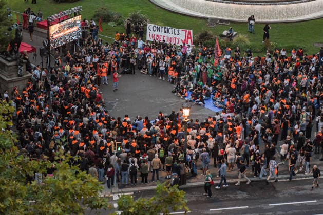 Tenants Union Assembly in Barcelona to Call for a General Strike Enric Aragonès, spokesperson for the Tenants Union, speaks during a Tenants Union assembly to call for a general strike on October 2, 2026, in Barcelona, Catalonia, Spain. The announcement comes after Congress rejected the two housing decrees. OCTOBER 2, 2026 TENANTS’ STRIKE RENT RENTAL TENANTS UNION HOUSING CATALONIA SPOKESPERSON MEETINGOPEN ASSEMBLY Barcelona Catalonia Barcelona Catalonia Spain  Copyright: xAlbertoxParedesx 7816316