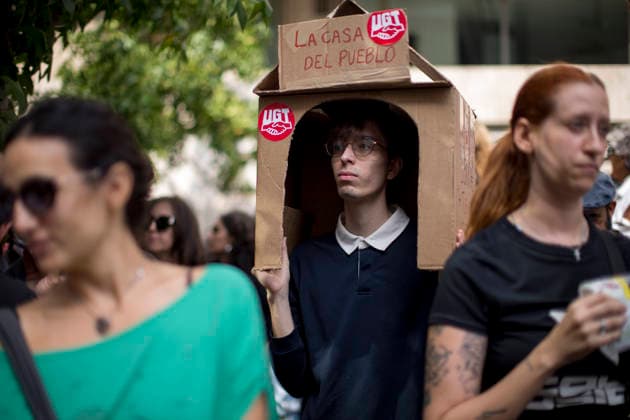 October 2, 2026, Madrid, Madrid, Spain: A protester wears a box that says the people s house, as demonstrators have gathered outside the Congress of Deputies in Madrid, demanding the approval of measures to address the housing and rental crisis in Spain. The demonstration was organized by protesters who are camping out in Puerta del Sol in central Madrid. Madrid Spain - ZUMAs296 20261002_znp_s296_008 Copyright: xLuisxSotox