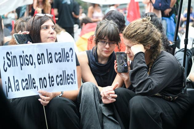Protests Outside Congress Ahead of the Vote on Housing Decrees Several people gathered at Puerta del Sol on October 2, 2026, following Congress’s rejection of the housing measures, in Madrid, Spain. The Madrid Tenants’ Union has called for a protest outside the Congress of Deputies to demand a vote in favor of the two housing decrees proposed by the government this week. OCTOBER 2, 2026 HOUSING PROTEST SOL CONGRESS MEASURES POLICE Madrid Madrid Spain Copyright: xGustavoxValientex 7816393