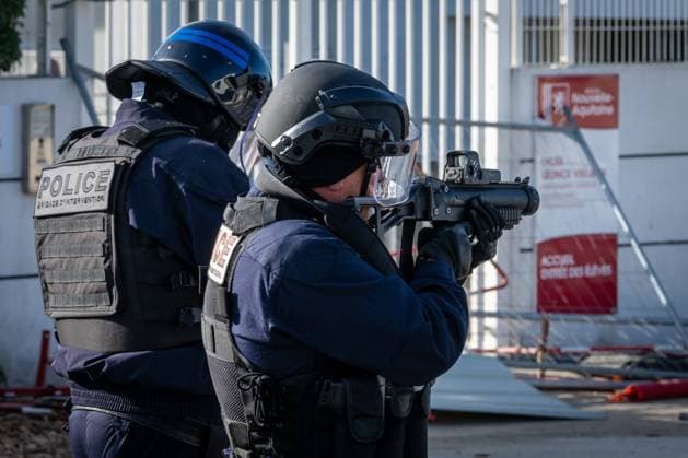 PHOTOPQR SUD OUEST XAVIER LEOTY La Rochelle La Rochelle October 2, 2026 Police armed with LBDs during a high school student protest at Vieljeux High School in La Rochelle, October 2, 2026 PHOTO XAVIER LEOTY France Fires have broken out at several schools in France as students protest by blocking access to educational institutions nationwide over school funding and learning conditions La Rochelle La Rochelle France Copyright: xPHOTOPQR SUDxOUEST MAXPPPxXAVIERxLEOTYx 20261002SDO2085 20261002SDO2085