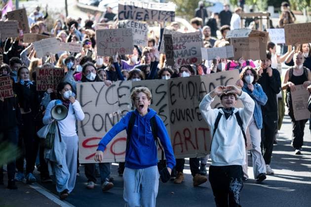 PHOTOPQR SUD OUEST XAVIER LEOTY La Rochelle La Rochelle October 2, 2026 High school students protest at Vieljeux High School in La Rochelle, October 2, 2026 PHOTO XAVIER LEOTY France Fires have broken out at several schools in France as students protest by blocking access to educational institutions nationwide over school funding and learning conditions La Rochelle La Rochelle France  Copyright: xPHOTOPQR SUDxOUEST MAXPPPxXAVIERxLEOTYx 20261002SDO2112 20261002SDO2112