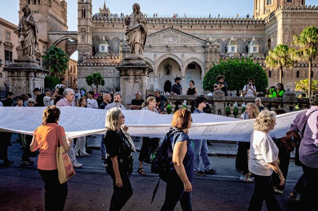 Shroud of Living Memory™, Demonstration for child deaths in Gaza PALERMO, ITALY - OCTOBER 2: The ˜Sudario della Memoria Viva™ (Shroud of Living Memory), a cloth approximately 70 metres long bearing the names of 18,500 Palestinian children killed in Gaza, is carried by demonstrators during a rally in support of Gaza on 2 October 2026 in Palermo, Italy. Palermo Sicily Italy Copyright: xStefanoxMontesix