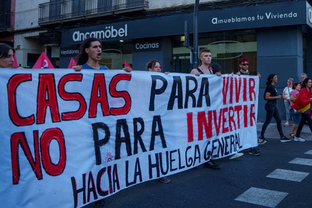The Seville Tenants’ Union is organizing a demonstration for the right to housing. Images from the demonstration through the streets of Seville for the right to housing. October 2, 2026, in Seville, Andalusia, Spain The Seville Tenants’ Union is organizing a demonstration under the slogan Seville for the Right to Housing to demand measures against evictions, exorbitant rents, and real estate speculation October 2, 2026 Francisco J Seville, Andalusia Seville, Andalusia, Spain Copyright: xFranciscoxJ.xOlmox 7816431