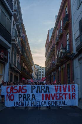 The Seville Tenants’ Union is organizing a demonstration for the right to housing. Images from the demonstration through the streets of Seville for the right to housing. October 2, 2026, in Seville, Andalusia, Spain The Seville Tenants’ Union is organizing a demonstration under the slogan Seville for the Right to Housing to demand measures against evictions, exorbitant rents, and real estate speculation October 2, 2026 Francisco J Seville, Andalusia Seville, Andalusia, Spain Copyright: xFranciscoxJ.xOlmox 7816430