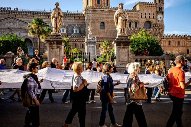 Shroud of Living Memory™, Demonstration for child deaths in Gaza PALERMO, ITALY - OCTOBER 2: The ˜Sudario della Memoria Viva™ (Shroud of Living Memory), a cloth approximately 70 metres long bearing the names of 18,500 Palestinian children killed in Gaza, is carried by demonstrators during a rally in support of Gaza on 2 October 2026 in Palermo, Italy. Palermo Sicily Italy Copyright: xStefanoxMontesix