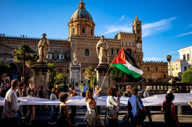 Shroud of Living Memory™, Demonstration for child deaths in Gaza PALERMO, ITALY - OCTOBER 2: The ˜Sudario della Memoria Viva™ (Shroud of Living Memory), a cloth approximately 70 metres long bearing the names of 18,500 Palestinian children killed in Gaza, is carried by demonstrators during a rally in support of Gaza on 2 October 2026 in Palermo, Italy. Palermo Sicily Italy Copyright: xStefanoxMontesix