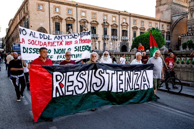 Shroud of Living Memory™, Demonstration for child deaths in Gaza PALERMO, ITALY - OCTOBER 2: The ˜Sudario della Memoria Viva™ (Shroud of Living Memory), a cloth approximately 70 metres long bearing the names of 18,500 Palestinian children killed in Gaza, is carried by demonstrators during a rally in support of Gaza on 2 October 2026 in Palermo, Italy. Palermo Sicily Italy Copyright: xStefanoxMontesix