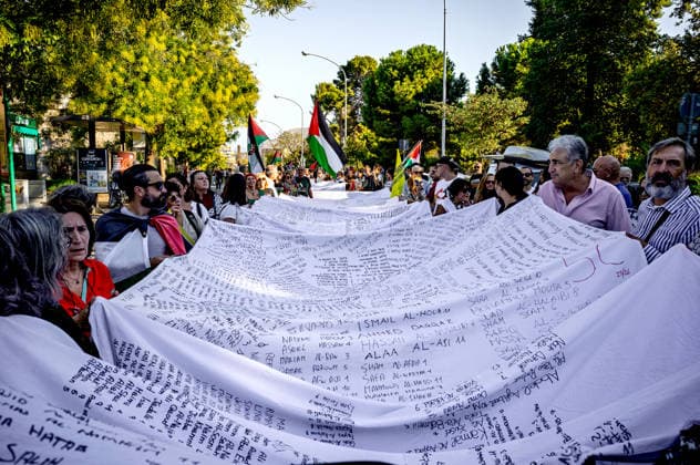 News Bilder des Tages Shroud of Living Memory™, Demonstration for child deaths in Gaza PALERMO, ITALY - OCTOBER 2: The ˜Sudario della Memoria Viva™ (Shroud of Living Memory), a cloth approximately 70 metres long bearing the names of 18,500 Palestinian children killed in Gaza, is carried by demonstrators during a rally in support of Gaza on 2 October 2026 in Palermo, Italy. Palermo Sicily Italy Copyright: xStefanoxMontesix
