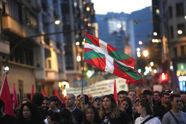 Joint demonstration in Bilbao organized by the housing unions of the Basque Country against speculation and profiteering. Hundreds of people took part in a joint demonstration organized by the housing unions of the Basque Country against speculation and profiteering, on October 2, 2026, in Bilbao, Biscay, Basque Country, Spain. The protest’s slogan is Against Speculation and for Guaranteed Housing, with the organizers calling for a structural transformation of housing policies. OCTOBER 2, 2026 HOUSING UNIONS SPECULATION RALLY PROTEST BASQUE COUNTRY BILBAO H Bilbao, Biscay, Basque Country Bilbao, Biscay, Basque Country, Spain Copyright: xH.Bilbaox 7816487