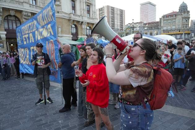 Joint demonstration in Bilbao organized by the housing unions of the Basque Country against speculation and profiteering. Hundreds of people took part in a joint demonstration organized by the housing unions of the Basque Country against speculation and profiteering, on October 2, 2026, in Bilbao, Biscay, Basque Country, Spain. The protest’s slogan is Against Speculation and for Guaranteed Housing, with the organizers calling for a structural transformation of housing policies. OCTOBER 2, 2026 HOUSING UNIONS SPECULATION RALLY PROTEST BASQUE COUNTRY BILBAO H Bilbao, Biscay, Basque Country Bilbao, Biscay, Basque Country, Spain Copyright: xH.Bilbaox 7816488