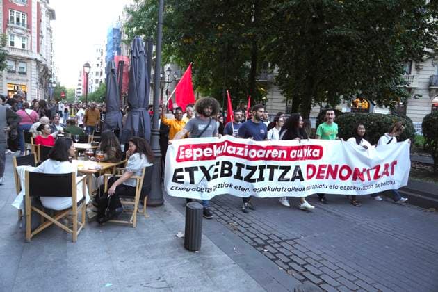 Joint demonstration in Bilbao organized by the housing unions of the Basque Country against speculation and profiteering. Hundreds of people took part in a joint demonstration organized by the housing unions of the Basque Country against speculation and profiteering, on October 2, 2026, in Bilbao, Biscay, Basque Country, Spain. The protest’s slogan is Against Speculation and for Guaranteed Housing, with the organizers calling for a structural transformation of housing policies. OCTOBER 2, 2026 HOUSING UNIONS SPECULATION RALLY PROTEST BASQUE COUNTRY BILBAO H Bilbao, Biscay, Basque Country Bilbao, Biscay, Basque Country, Spain Copyright: xH.Bilbaox 7816491