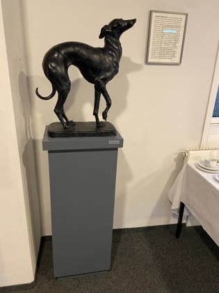 Flensburg, Schleswig-Holstein Lange Nacht der Demokratie im Flensburger Rathaus. Bronze-Skulptur Windhund (gelegentlich auch schlicht als Hund oder Stehender Windhund verzeichnet) im Rathaus von Flensburg. Josef Hebroni, am 23. Dezember 1888 in Jerusalem als Sohn jüdischer Eltern geboren, besuchte als einer der ersten Kunstschüler die Bezalel -Akademie in seiner Heimatstadt und ging auf Initiative von Elieser Ben Jehuda, dem bekannten Erneuerer der hebräischen Sprache nach Berlin. Dort setzte er in der Hochschule für bildende Künste und in der Akademie der Künste seine Studien fort. Anschließend war er als freischaffender Künstler tätig. Er wurde bekannt als Poträtist bedeutender Persönlichkeiten wie Albert E