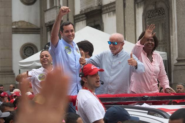 October 2, 2026, Rio De Janeiro, Brazil: RIO DE JANEIRO, BRAZIL, OCTOBER 2, 2026: Brazilian President and presidential candidate Luiz Inacio Lula da Silva leads a campaign march through central Rio de Janeiro, travelling from Candelaria toward Cinelandia as thousands of supporters gather ahead of the first round of Brazil s general election. Lula, who is seeking re-election, used the event to mobilize supporters two days before voters head to the polls on October 4. Rio De Janeiro Brazil - ZUMAq101 20261002_zna_q101_217 Copyright: xMarianaxGreifx