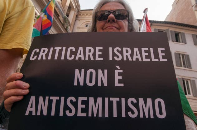 RECORD DATE NOT STATED IPA89236174 - October 2, 2026, Rome: Protesters gathered in front of the Chamber of Deputies, arguing that Bill 1004 could curb criticism of Israel by equating it with racial hatred. P.S.: The photo may be used provided that the context in which it was taken is respected and there is no intent to defame or disparage the dignity of the individuals depicted.  Copyright: xStefanoxRonchinix xStefanoxRonchinix IPA89236174