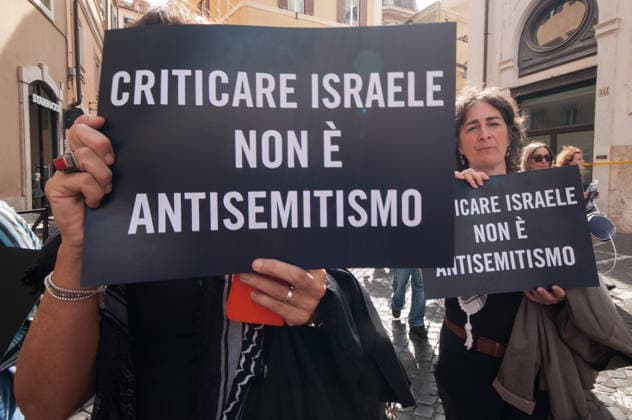 RECORD DATE NOT STATED IPA89236189 - October 2, 2026, Rome: Protesters gathered in front of the Chamber of Deputies, arguing that Bill 1004 could curb criticism of Israel by equating it with racial hatred. P.S.: The photo may be used provided that the context in which it was taken is respected and there is no intent to defame or disparage individuals.  Copyright: xStefanoxRonchinix xStefanoxRonchinix IPA89236189