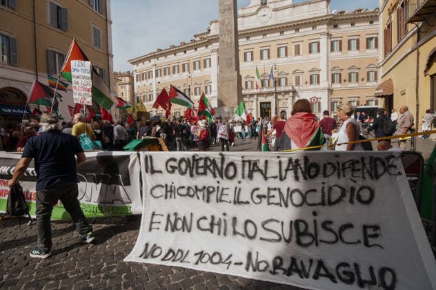 RECORD DATE NOT STATED IPA89236209 - October 2, 2026, Rome: Protesters gathered in front of the Chamber of Deputies, arguing that Bill 1004 could curb criticism of Israel by equating it with racial hatred. P.S.: The photo may be used provided that the context in which it was taken is respected and there is no intent to defame or disparage the dignity of the individuals depicted.  Copyright: xStefanoxRonchinix xStefanoxRonchinix IPA89236209