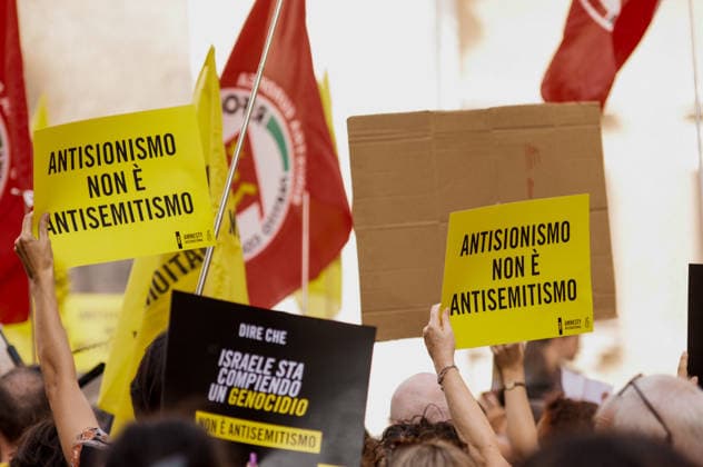 RECORD DATE NOT STATED IPA89236213 - October 2, 2026, Rome: Protesters gathered in front of the Chamber of Deputies, arguing that Bill 1004 could curb criticism of Israel by equating it with racial hatred. P.S.: The photo may be used provided that the context in which it was taken is respected and there is no intent to defame or disparage the dignity of the individuals depicted.  Copyright: xStefanoxRonchinix xStefanoxRonchinix IPA89236213