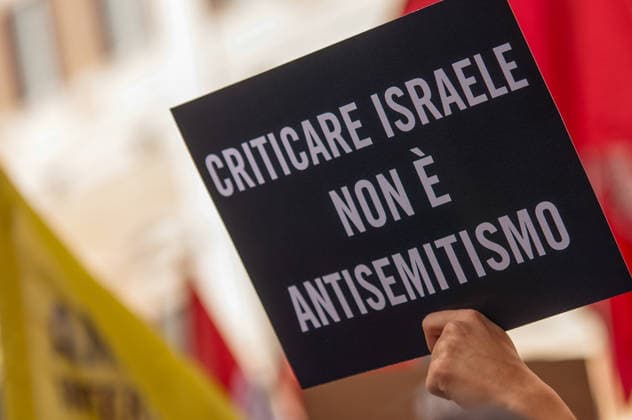RECORD DATE NOT STATED IPA89236230 - October 2, 2026, Rome: Protesters gathered in front of the Chamber of Deputies, arguing that Bill 1004 could curb criticism of Israel by equating it with racial hatred. P.S.: The photo may be used provided that the context in which it was taken is respected and there is no intent to defame or disparage the dignity of the individuals depicted.  Copyright: xStefanoxRonchinix xStefanoxRonchinix IPA89236230