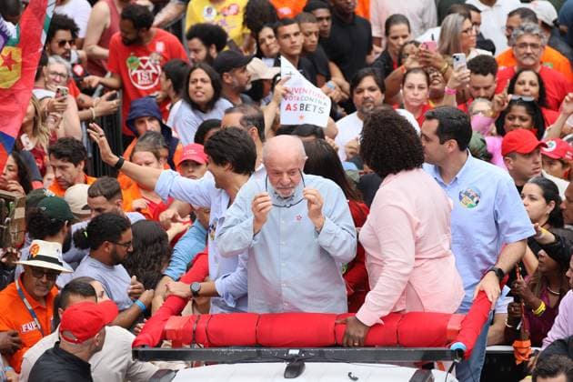 Lula in Rio de Janeiro. Rio de Janeiro, RJ, October 2, 2026 - Politics-RJ - Luiz Inacio Lula da Silva (PT SP), President of the Republic and candidate for re-election, during a campaign walk with candidates and supporters of the PT between Candelaria and Cinelandia, in downtown Rio de Janeiro, this Friday, October 2.(Foto: Charles Sholl Brazil Photo Press Brazil Photo Press) INTERNATIONAL Rio de Janeiro center Rio de Janeiro Brasil Copyright: xCharlesxShollx