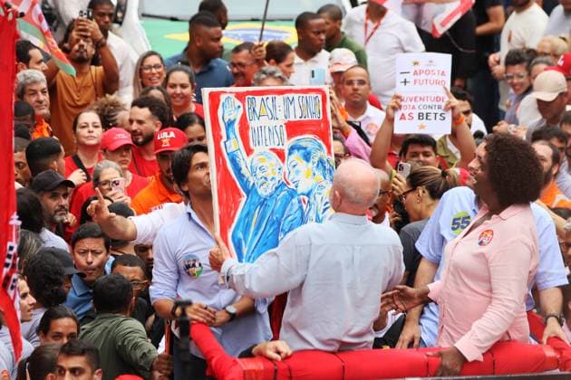 Lula in Rio de Janeiro. Rio de Janeiro, RJ, October 2, 2026 - Politics-RJ - Luiz Inacio Lula da Silva (PT SP), President of the Republic and candidate for re-election, during a campaign walk with candidates and supporters of the PT between Candelaria and Cinelandia, in downtown Rio de Janeiro, this Friday, October 2.(Foto: Charles Sholl Brazil Photo Press Brazil Photo Press) INTERNATIONAL Rio de Janeiro center Rio de Janeiro Brasil Copyright: xCharlesxShollx