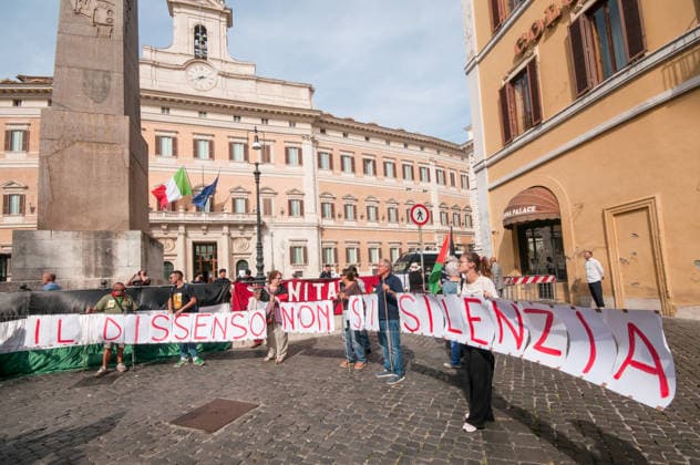 RECORD DATE NOT STATED IPA89236169 - October 2, 2026, Rome: Protesters gathered in front of the Chamber of Deputies, arguing that Bill 1004 could curb criticism of Israel by equating it with racial hatred. P.S.: The photo may be used provided that the context in which it was taken is respected and without any intent to defame or disparage individuals.  Copyright: xStefanoxRonchinix xStefanoxRonchinix IPA89236169