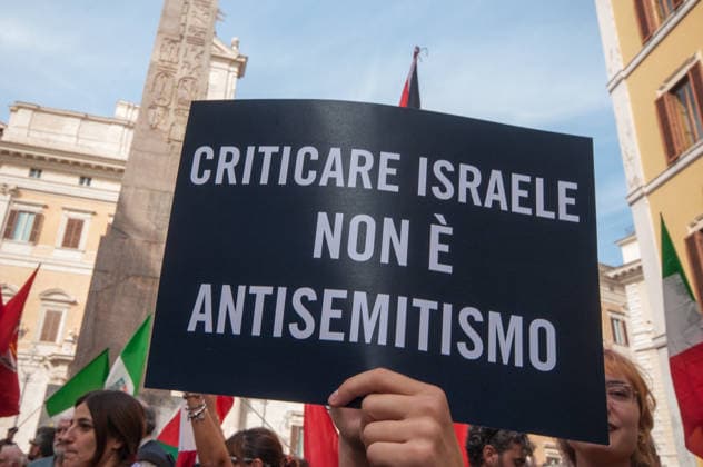 RECORD DATE NOT STATED IPA89236247 - October 2, 2026, Rome: Protesters gathered in front of the Chamber of Deputies, arguing that Bill 1004 could curb criticism of Israel by equating it with racial hatred. P.S.: The photo may be used provided that the context in which it was taken is respected and there is no intent to defame or disparage the dignity of the individuals depicted.  Copyright: xStefanoxRonchinix xStefanoxRonchinix IPA89236247