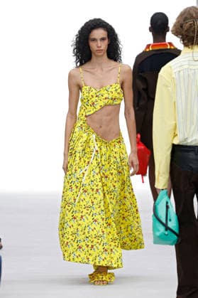 (261003) -- PARIS, Oct. 3, 2026 -- A model presents a creation from the Womenswear Spring Summer 2027 collections by Loewe during the Paris Fashion Week in Paris, France, Oct. 2, 2026. ( Handout via Xinhua) FRANCE-PARIS-FASHION WEEK-LOEWE MeetEurope 