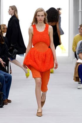 (261003) -- PARIS, Oct. 3, 2026 -- A model presents a creation from the Womenswear Spring Summer 2027 collections by Loewe during the Paris Fashion Week in Paris, France, Oct. 2, 2026. ( Handout via Xinhua) FRANCE-PARIS-FASHION WEEK-LOEWE MeetEurope 