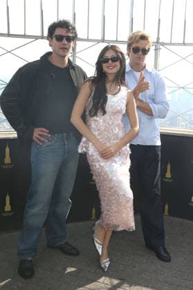 Entertainment Bilder des Tages #2 October 2, 2026, New York, New York, USA: Actors, KYLE CLARK MIKU MARTINEAU and SAM BRAUN visited The Empire State Building New York USA - ZUMAh16_ 20261002_zaf_h16_023 Copyright: xDanxHerrickx