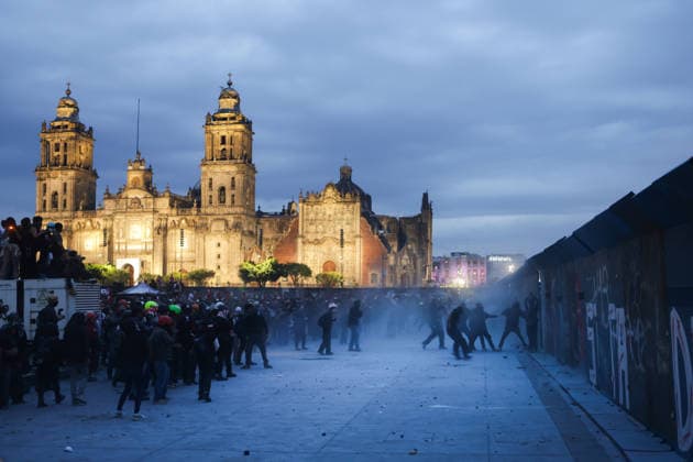 News Bilder des Tages #2 October 2, 2026, Mexico City, Mexico: Students, social organizations and survivors took part in a march from Tlatelolco square to the Zocalo in Mexico City, marking the 58th anniversary of the October 2, 1968 student massacre. Demonstrators demanded justice, truth and guarantees of non-repetition. Mexico City Mexico - ZUMAl178 20261002_znp_l178_042 Copyright: xCristianxLeyvax