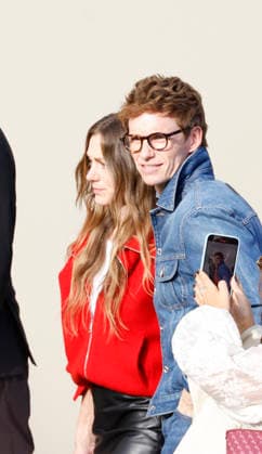 Hannah Bagshawen and Eddie Redmayne arrive at the Givenchy Spring Summer 2027 Women’s Ready-to-Wear fashion show during Paris Fashion Week (PFW) in Paris, France, on October 2, 2026. Christophe Aubert, Bestimage. Arrivals at the Givenchy Spring Summer 2026 Women’s Ready-to-Wear fashion show at Paris Fashion Week (PFW) on October 2, 2026  Copyright: xChristophexAubertx xBestimagexChristophexAubertx xBestimagex