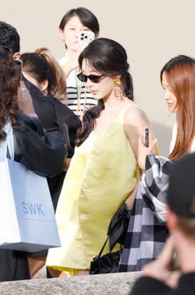 Yang Zi arrives at the Givenchy Spring Summer 2027 Women’s Ready-to-Wear fashion show during Paris Fashion Week (PFW) in Paris, France, on October 2, 2026. Christophe Aubert, Bestimage. Arrivals at the Givenchy Spring Summer 2026 Women’s Ready-to-Wear fashion show during Paris Fashion Week (PFW) on October 2, 2026  Copyright: xChristophexAubertx xBestimagexChristophexAubertx xBestimagex