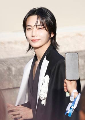 Jeonghan arrives at the Givenchy Spring Summer 2027 Women’s Ready-to-Wear fashion show during Paris Fashion Week (PFW) in Paris, France, on October 2, 2026. Christophe Aubert, Bestimage. Arrival at the Givenchy Spring Summer 2026 Women’s Ready-to-Wear fashion show during Paris Fashion Week (PFW) on October 2, 2026  Copyright: xChristophexAubertx xBestimagexChristophexAubertx xBestimagex