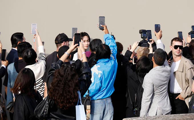 Jeonghan arrives at the Givenchy Spring Summer 2027 Women’s Ready-to-Wear fashion show during Paris Fashion Week (PFW) in Paris, France, on October 2, 2026. Christophe Aubert, Bestimage. Arrival at the Givenchy Spring Summer 2026 Women’s Ready-to-Wear fashion show during Paris Fashion Week (PFW) on October 2, 2026  Copyright: xChristophexAubertx xBestimagexChristophexAubertx xBestimagex