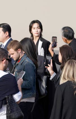 Jeonghan arrives at the Givenchy Spring Summer 2027 Women’s Ready-to-Wear fashion show during Paris Fashion Week (PFW) in Paris, France, on October 2, 2026. Christophe Aubert, Bestimage. Arrival at the Givenchy Spring Summer 2026 Women’s Ready-to-Wear fashion show during Paris Fashion Week (PFW) on October 2, 2026  Copyright: xChristophexAubertx xBestimagexChristophexAubertx xBestimagex
